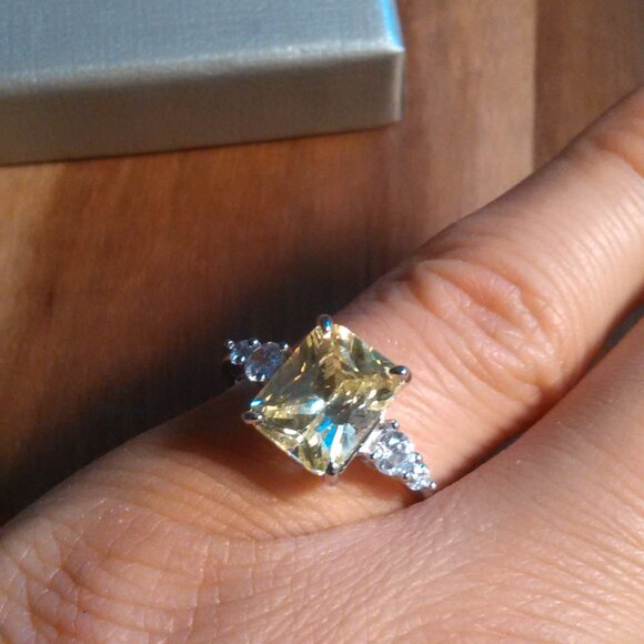 Simulated Peridot and White Diamond Sterling Silver Ring (Size 6) - Picture 1 of 14